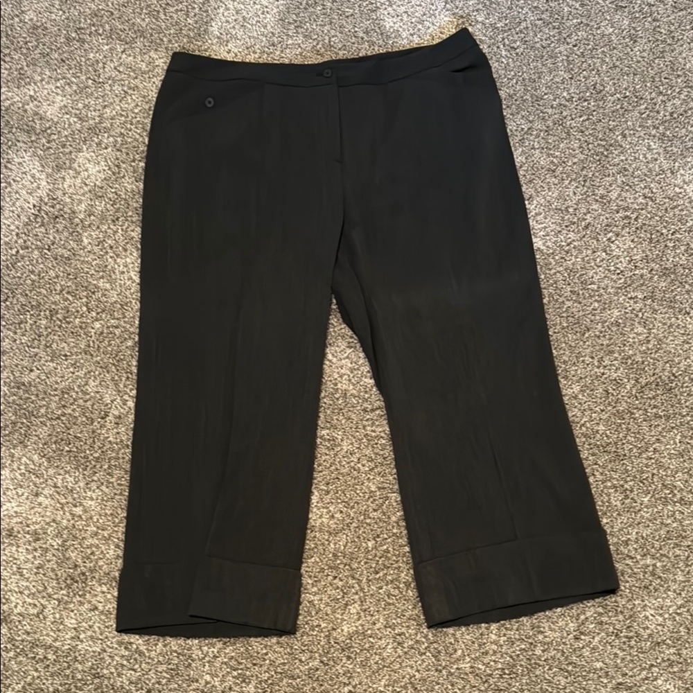 Like new, plus size women’s crop pants.